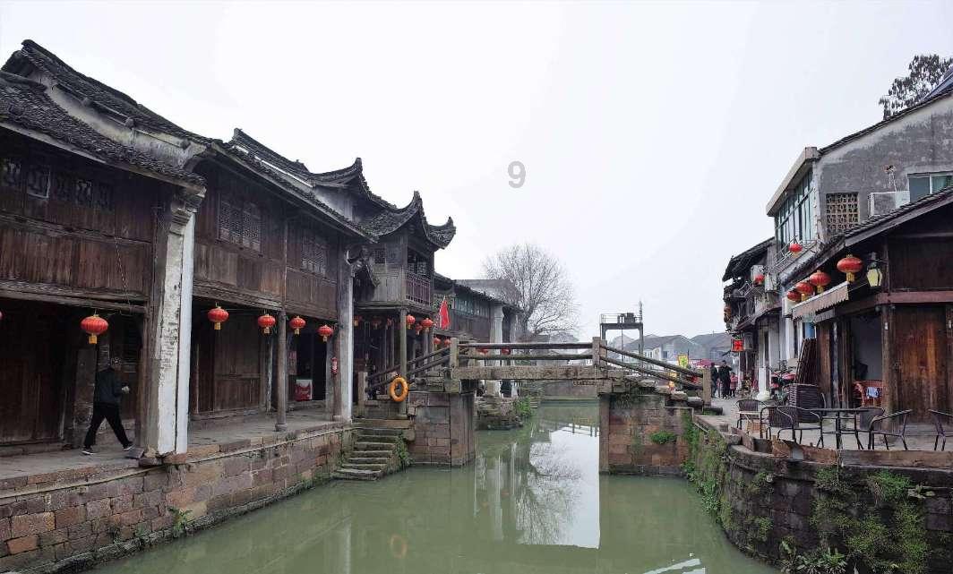 逃离废弃高校